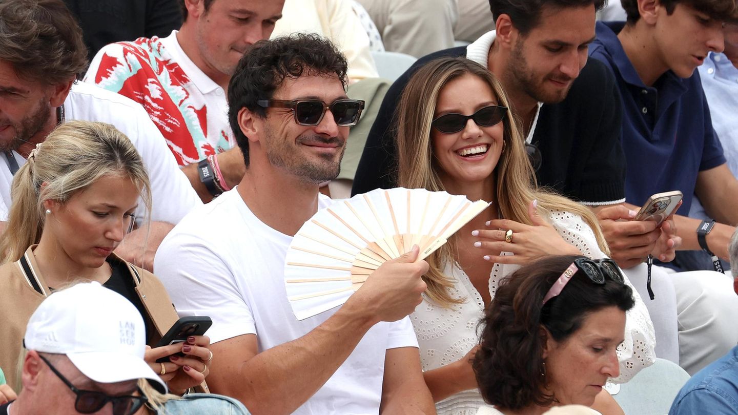 Mats Hummels + Nicola Cavanis: Mats Hummels Kornjače sa svojom Nicolom na teniskom stadionu