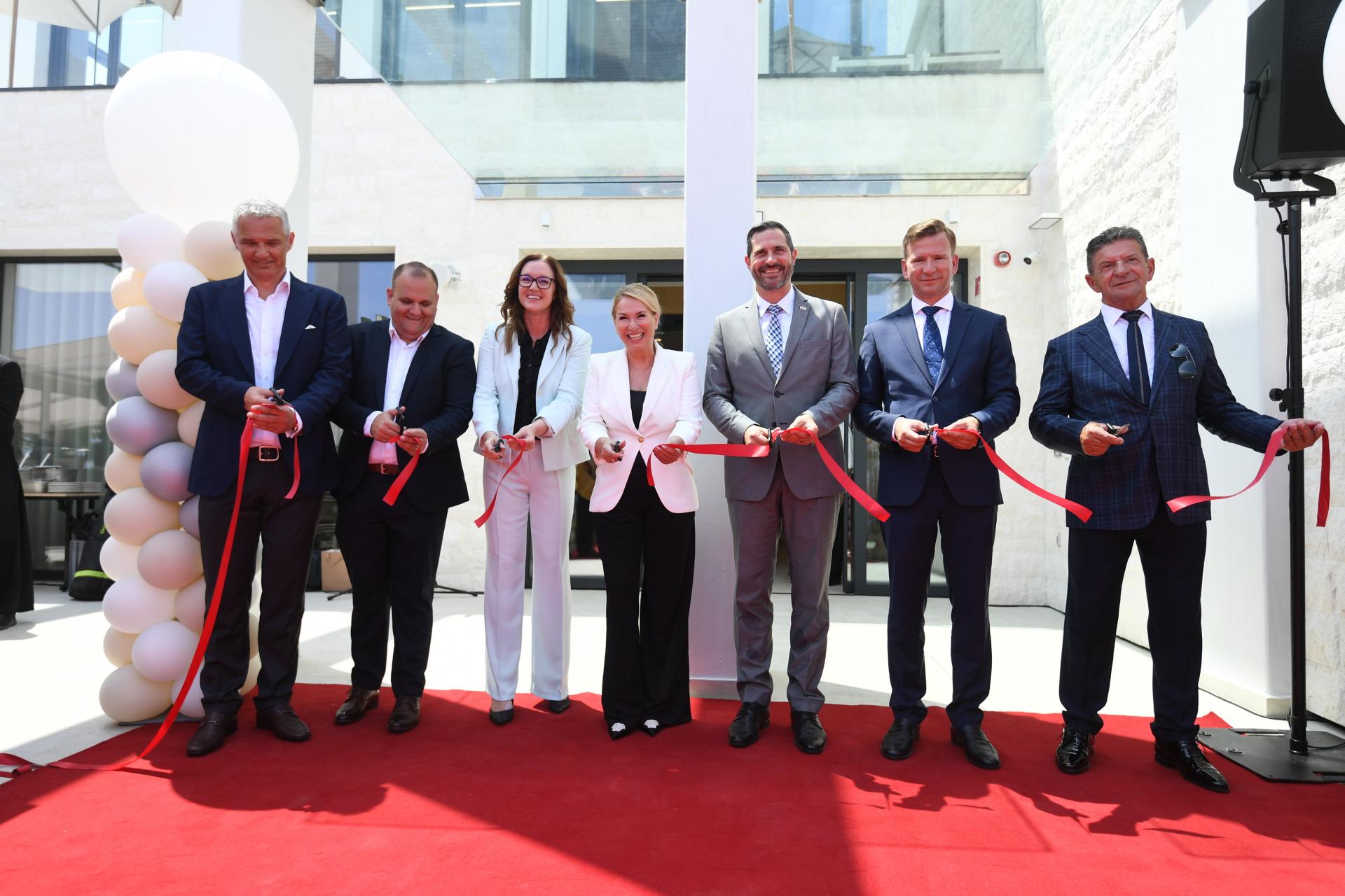 Svečano otvoren hotel Hilton u Preku: pogledajte tko je sve bio i kako izgleda…