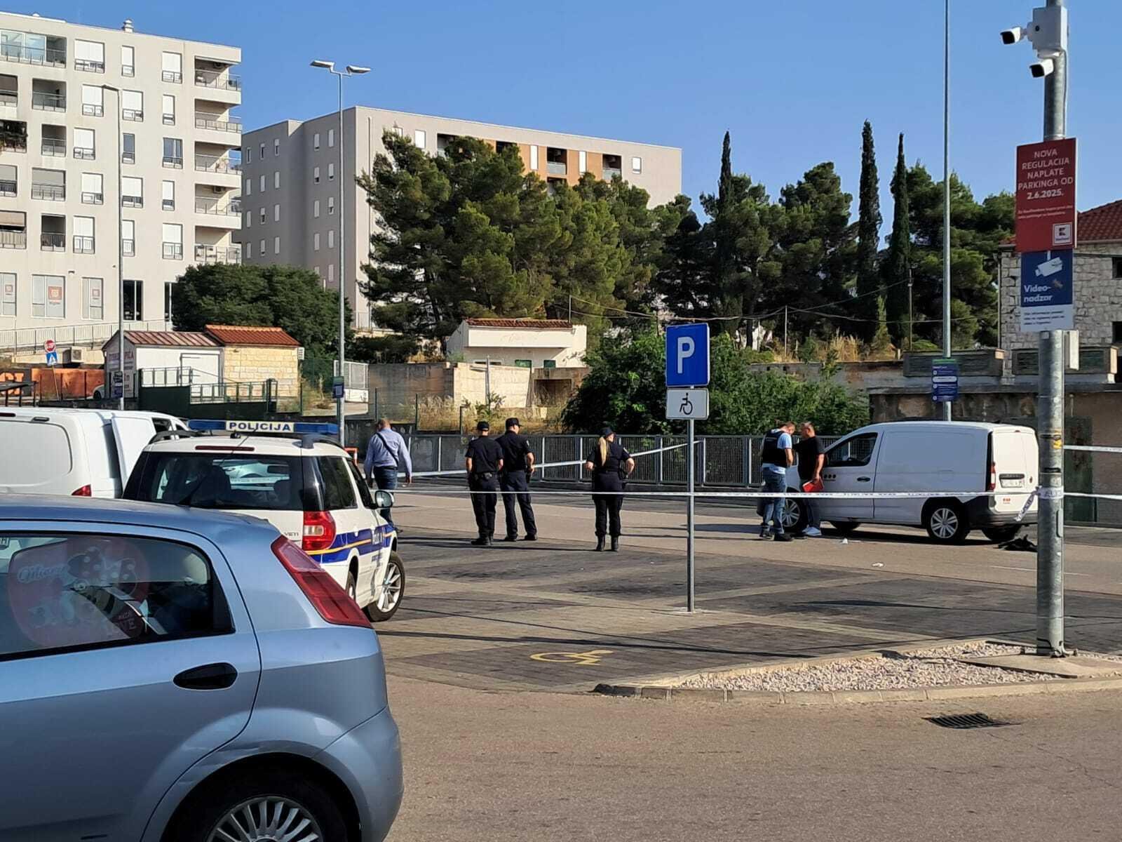 Policija zaprimila dojavu o pucnju na parkiralištu kod Kauflanda. Jedna osoba završila u šibenskoj bolnici