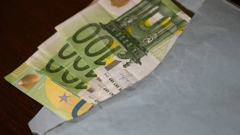 Mislila da joj piše hrvatski pjevač, dala mu tisuće eura, pa joj prijetio objavom golih fotki