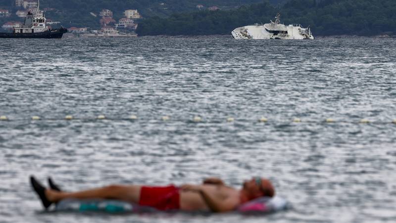 FOTO Dok ‘Melita’ polako tone, jedan muškarac uživa na luftiću