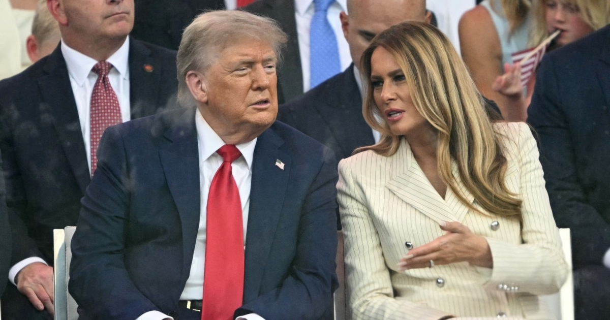 Čitač s usana tvrdi da je Trump na vojnoj paradi Melaniji šapnuo nešto nježno