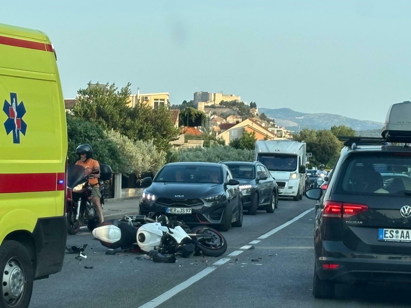 Sudar u Njivicama: Vozačica automobila i motociklist zatražili liječničku pomoć