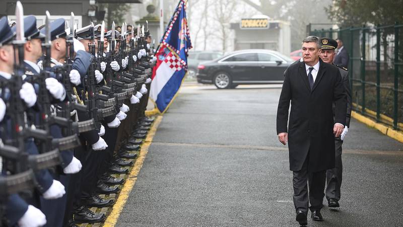 Što je Počasno-zaštitna bojna? Crvene odore smetale Mesiću, nose sablje i anti-dron puške