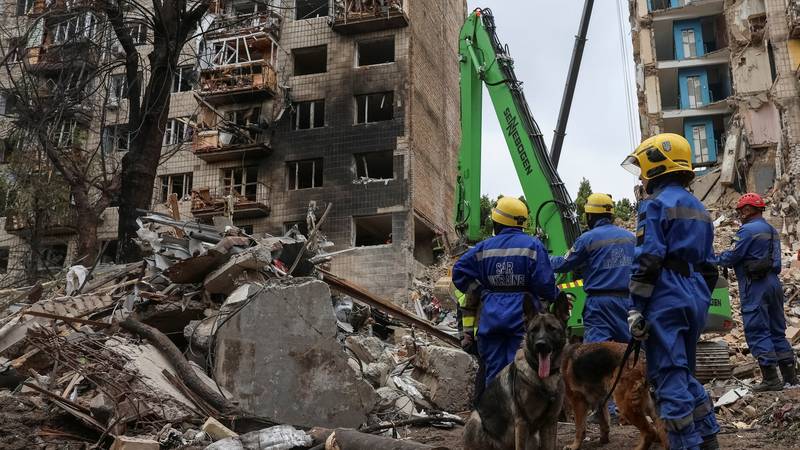 Rusi poslali 440 dronova i 32 rakete! Zgrada u Kijevu nestala u sekundi! Zelenski: ‘To je teror’