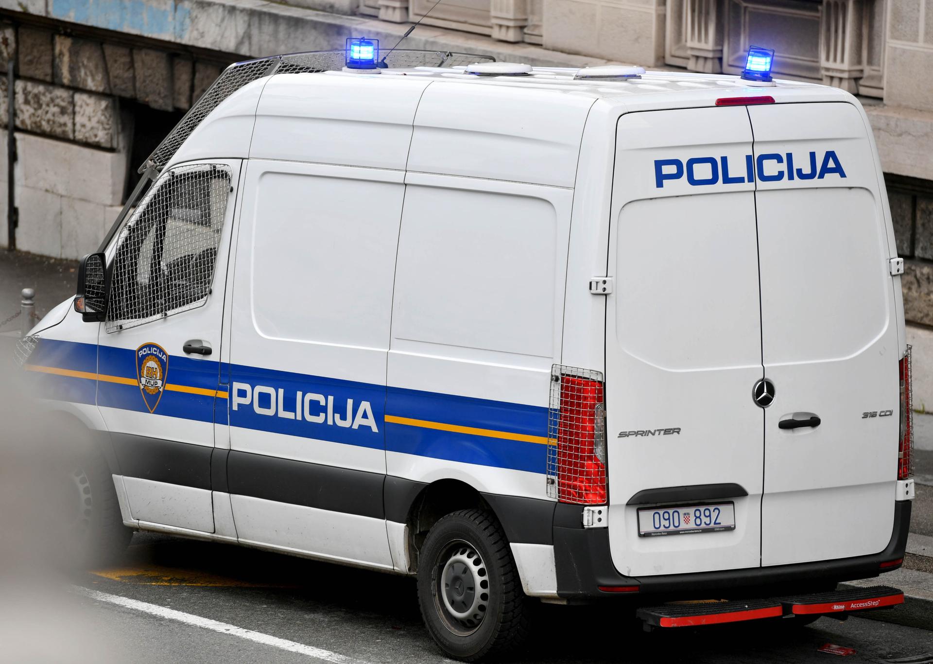 U ugostiteljskom objektu razbio ekran kase i vlasniku uputio prijetnje smrću