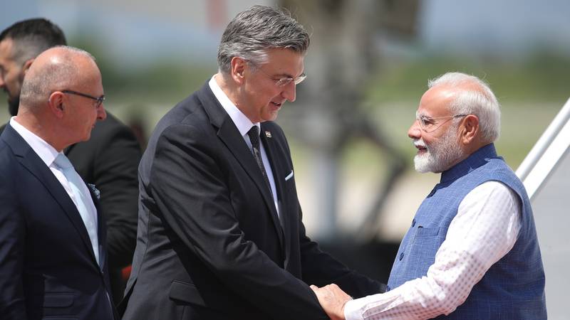 FOTO Indijski premijer Modi je stigao u Zagreb: U zračnoj luci dočekao ga je Plenković
