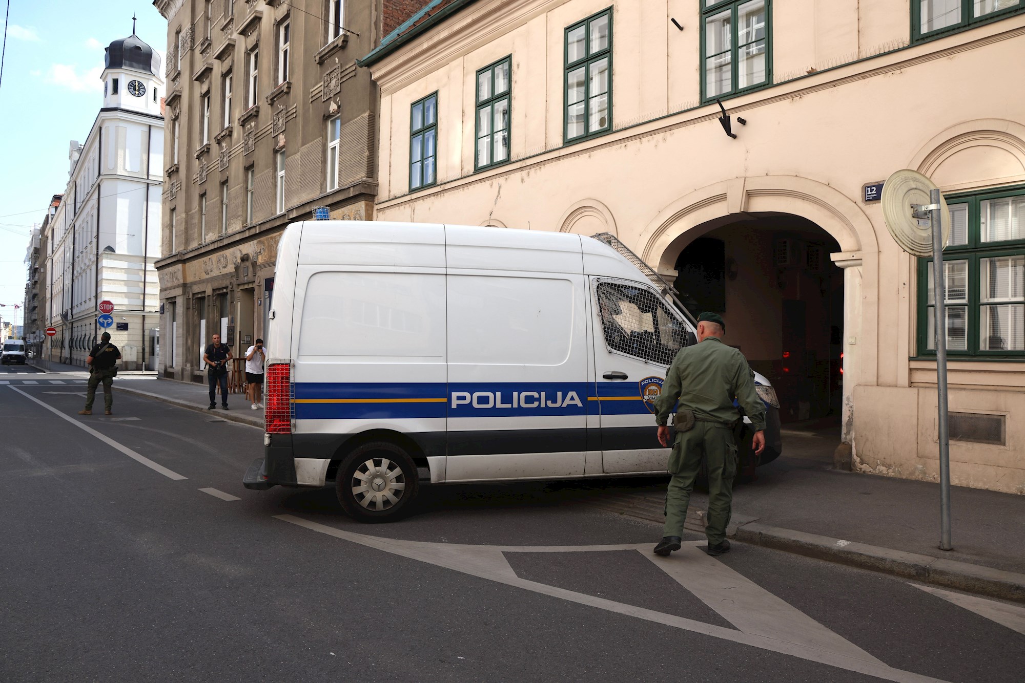 VIDEO I FOTO Osumnjičene za ubojstvo para specijalci naoružani puškama doveli na sud