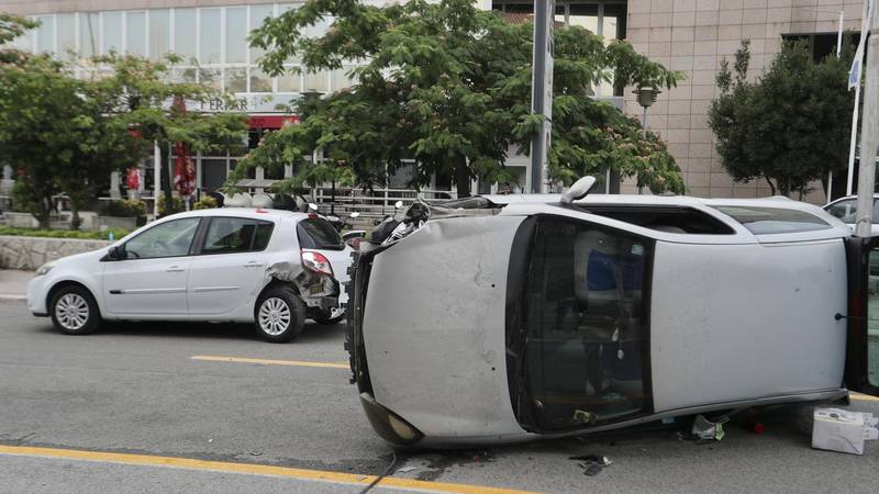 FOTO Prevrnuo se auto nakon sudara u Splitu, žena ozlijeđena