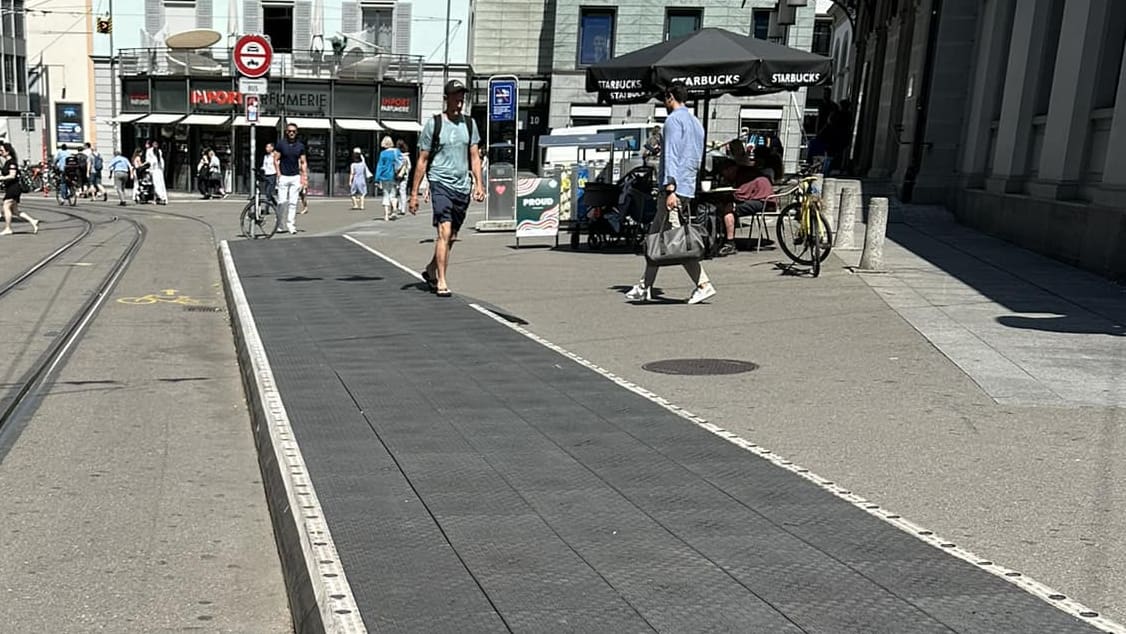 Zaštita od tramvajskih nesreća?: Putnici su zadivljeni novom gumenom osovinom na željezničkoj stanici Zurich