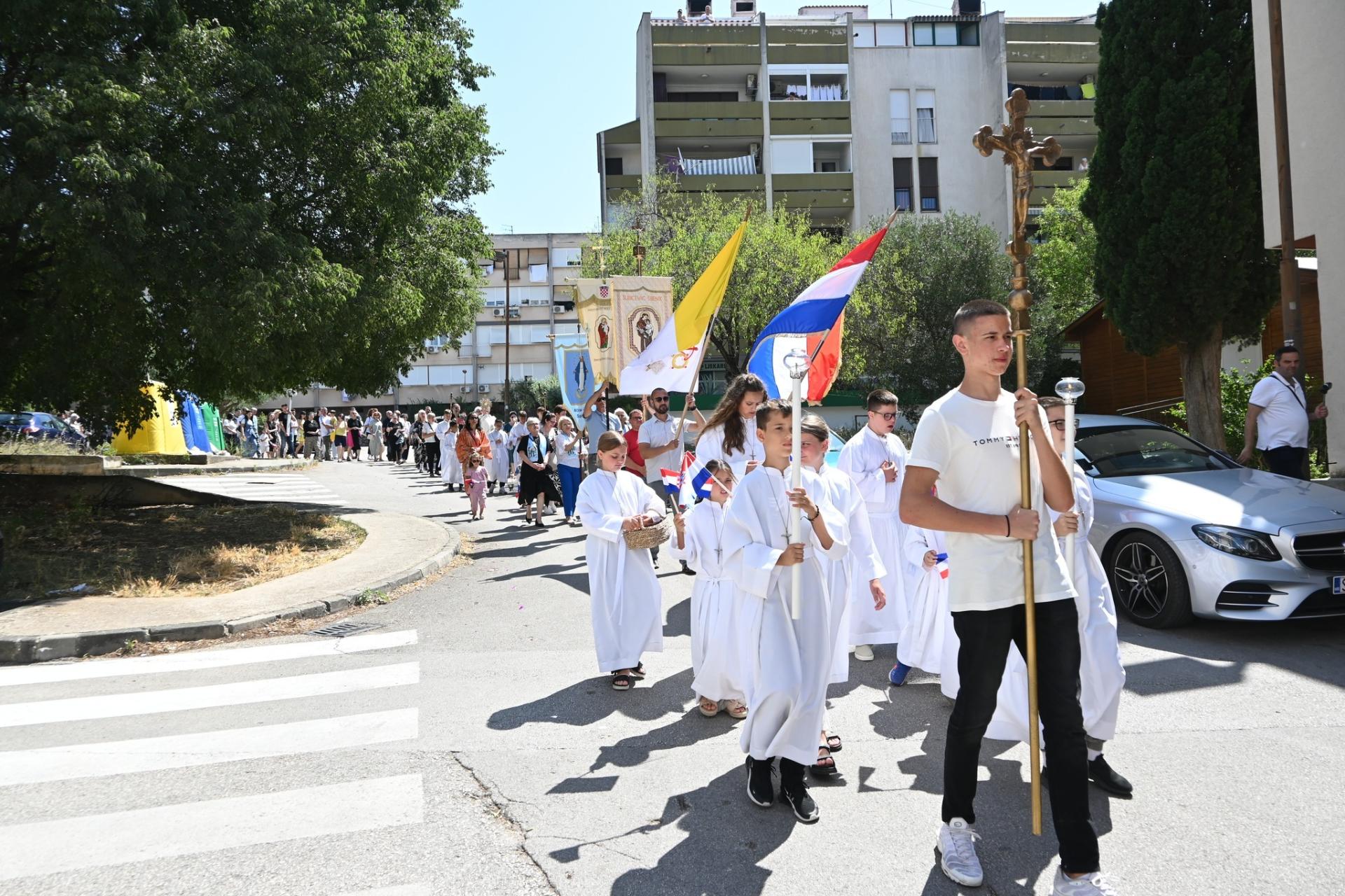 U župi sv. Ante Padovanskog danas je proslavljena svetkovina Tijelova, uslijedila je i procesija vjernika Šubićevcem
