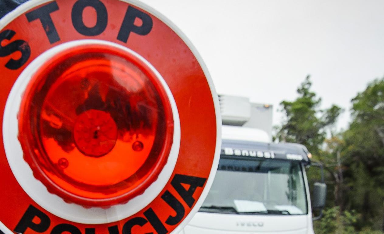 Teška nesreća kod Drniša, jedna osoba smrtno stradala, tri prevezene u bolnicu u Šibenik, a jedna helikopterom u Split