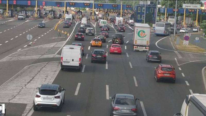 HAK: Zbog vjetra na Jadranskoj magistrali zabrana prometa za autobuse na kat i motocikle