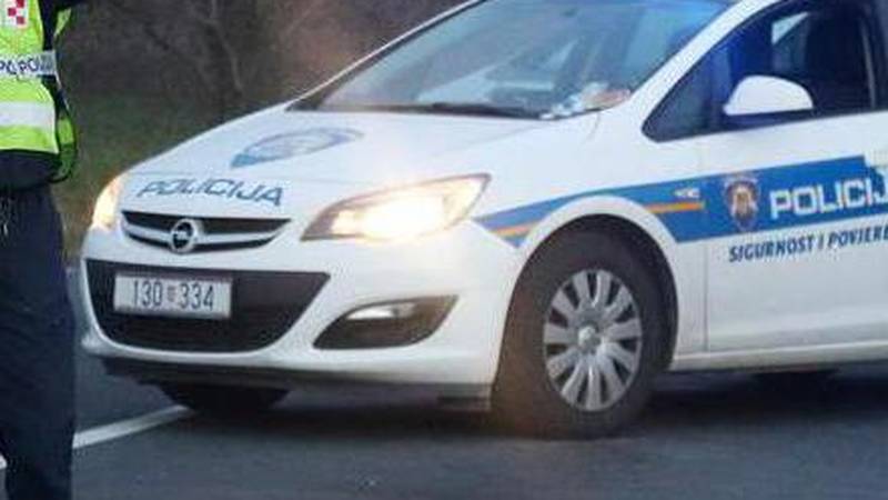 Pijan i bez vozačke bježao od policije u Slavoniji: Izašao iz auta, pao  i teško se ozlijedio