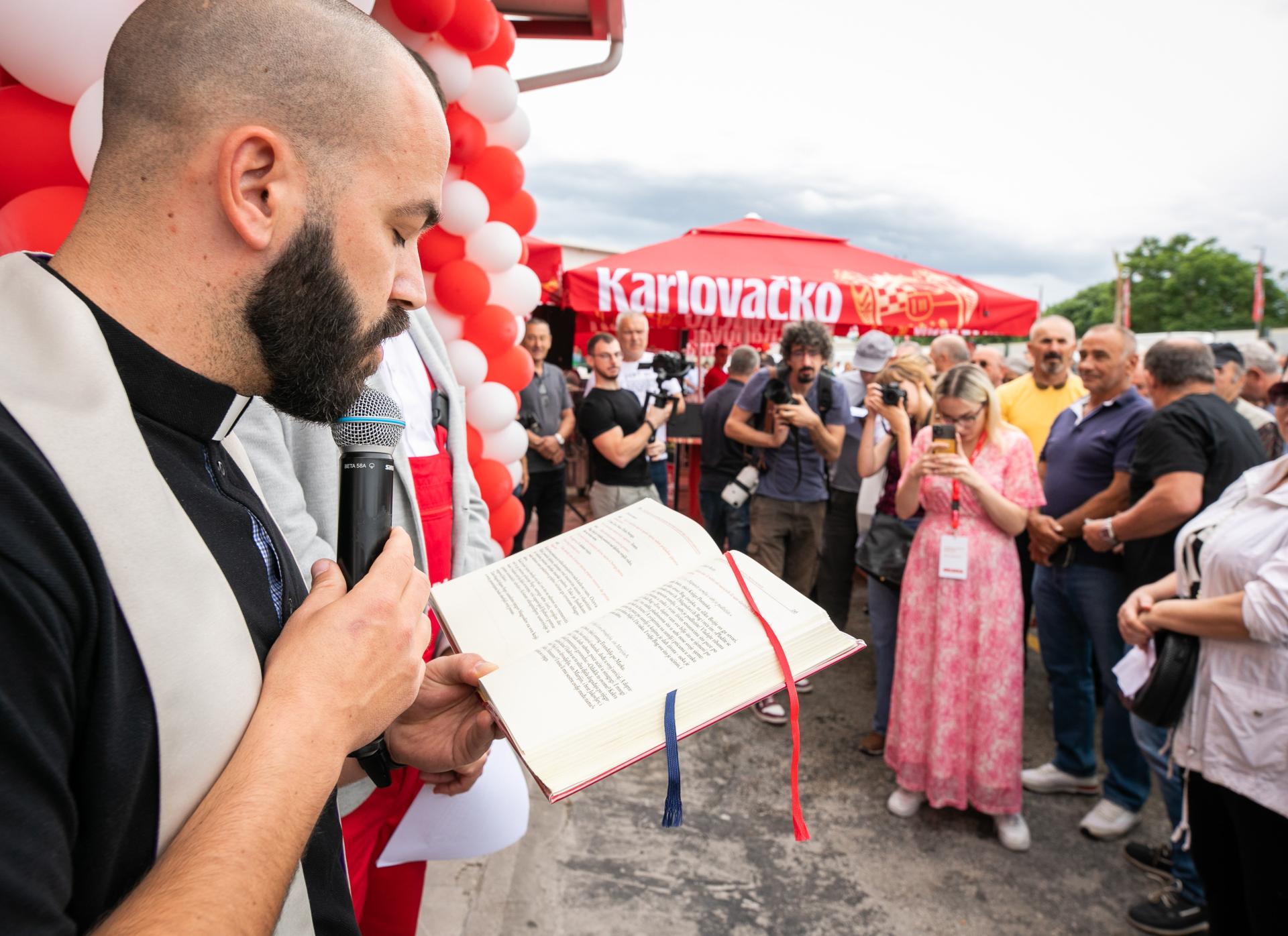 Don Mirko iz Podstrane poručio da su žene ‘same krive‘ i izazvao bijes javnosti! Evo što nam je kazao kad smo ga nazvali