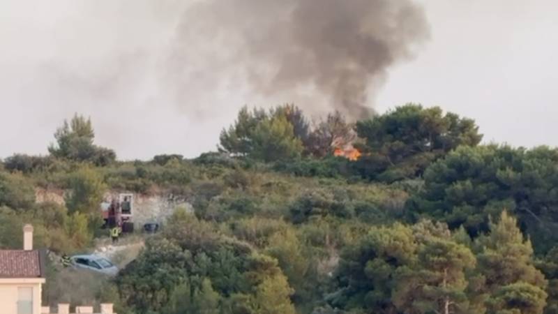 VIDEO Izbio požar na Hvaru, vatrogasci ga uspješno ugasili…
