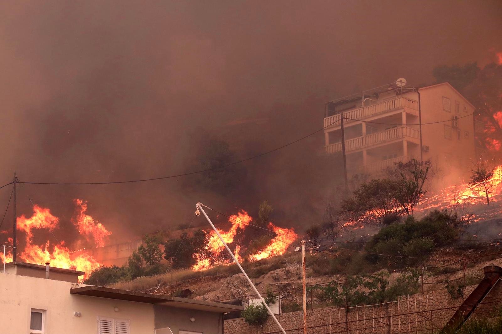 VIDEO Veliki požar kod Piska: “Nemamo kontrolu, spašavamo kuću po kuću”