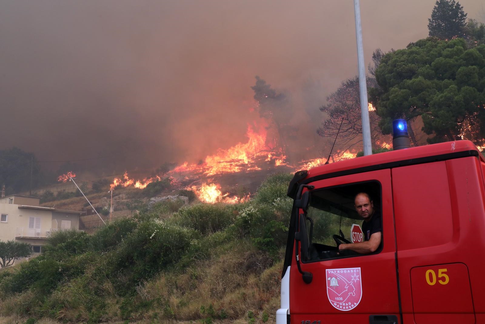 VIDEO I FOTO Gori Pisak, ljudi bez struje, vatra stigla do kuća