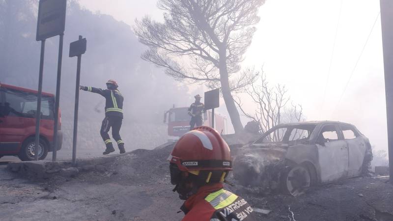 SCENE UŽASA Izgorjeli auti, vatra zahvatila kuće. Turisti bježe: ‘Branimo kuću po kuću’