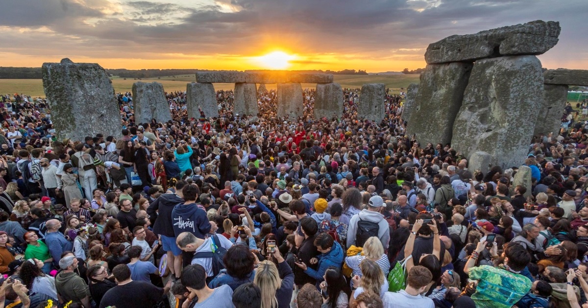Tisuće ljudi promatralo izlazak sunca nad Stonehengeom i obilježilo ljetni solsticij