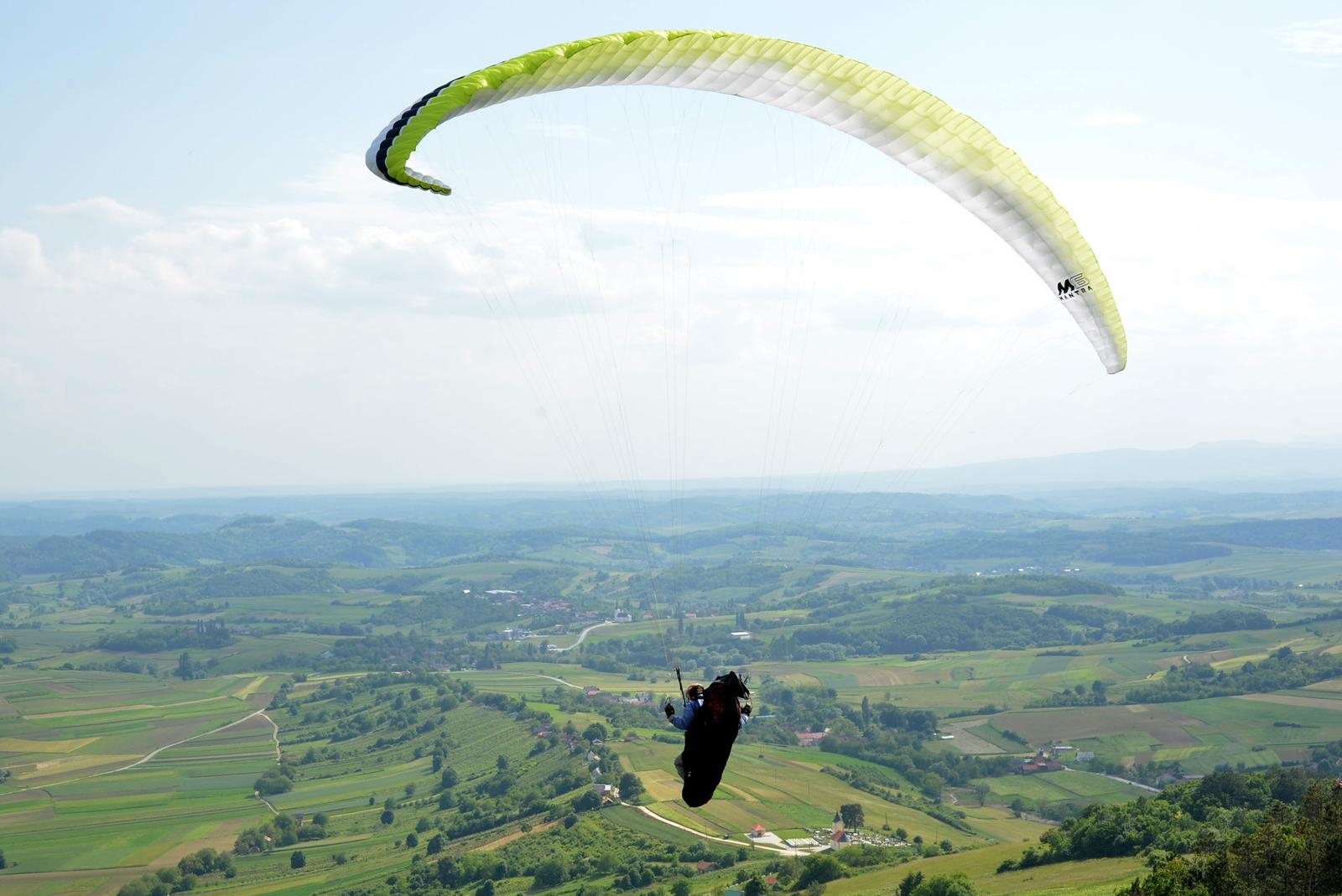 Kod Virovitice pao paraglajder