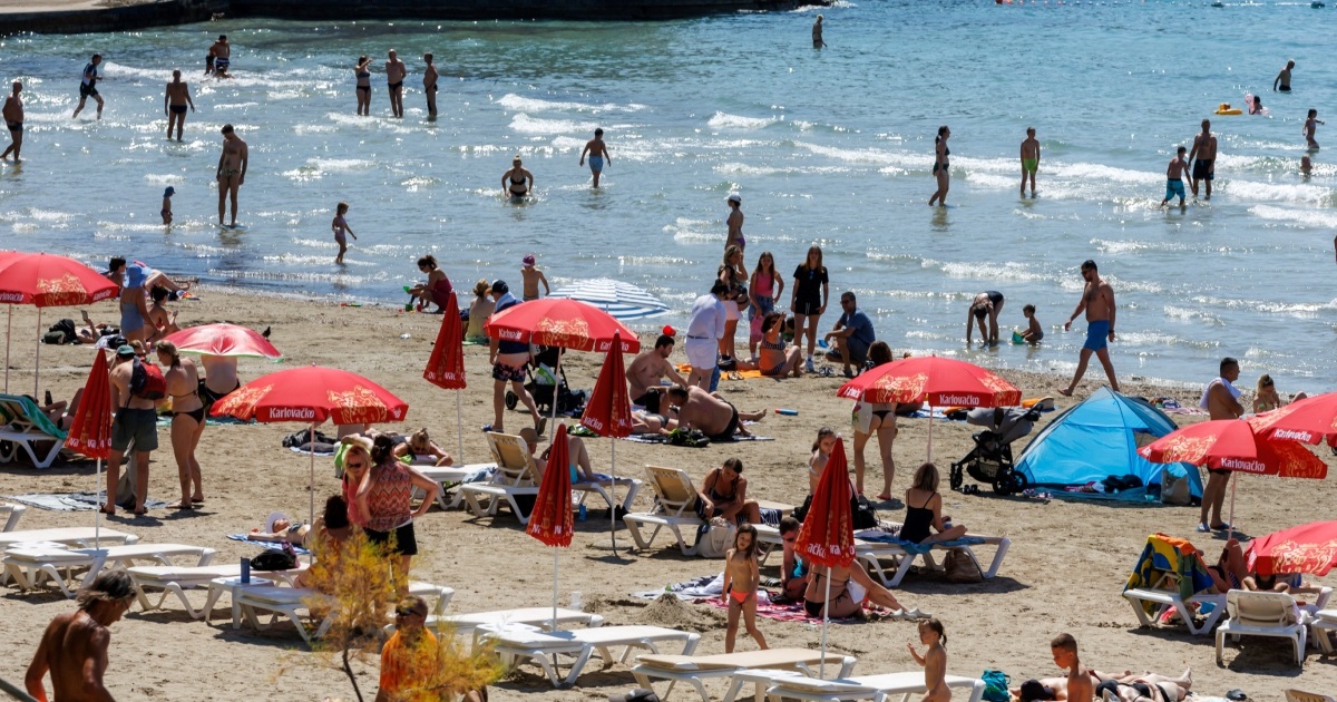 FOTO Splitske Bačvice na prvi dan ljeta prepune kupača