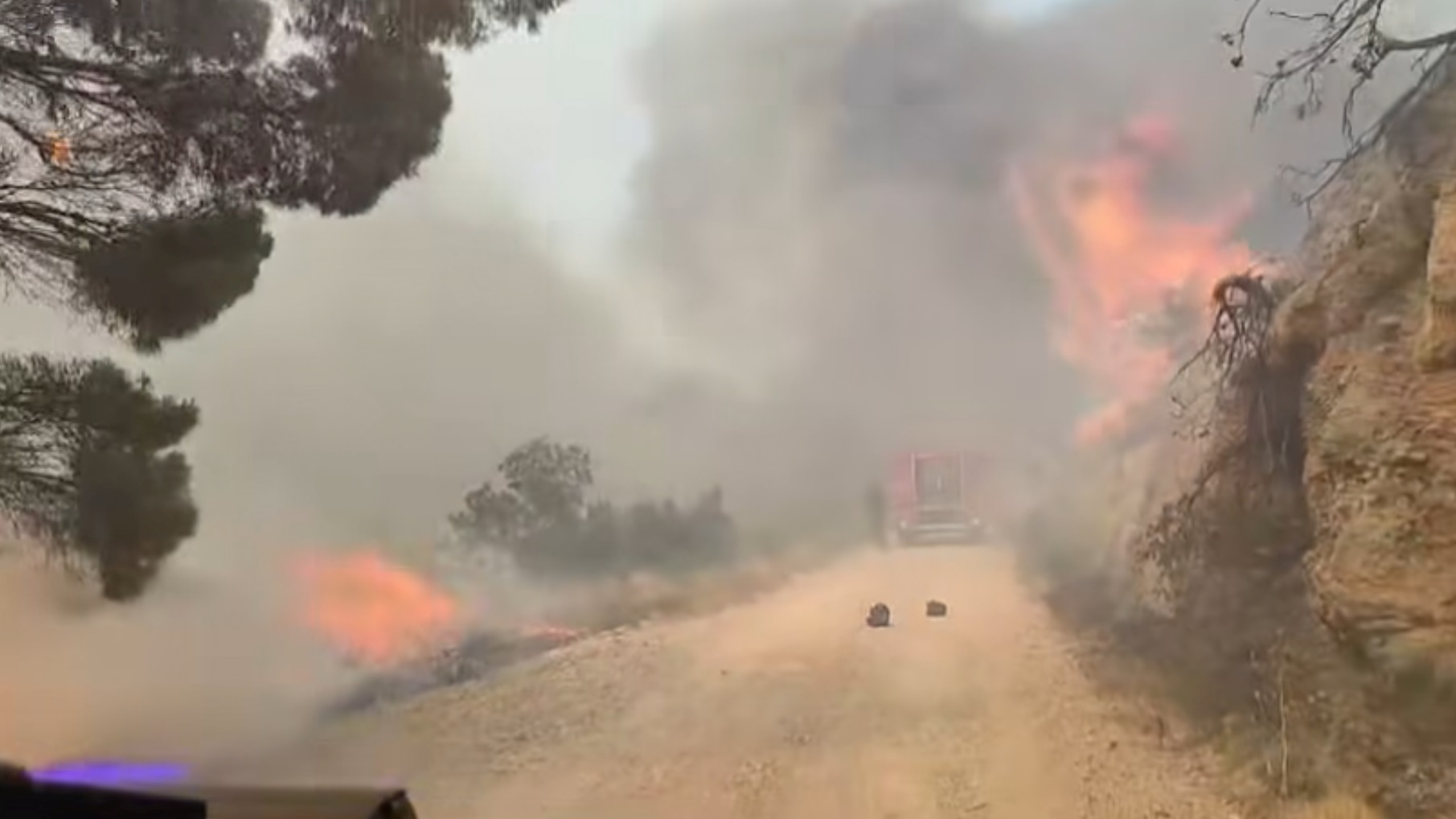 VIDEO Zagrebački vatrogasci objavili snimku dolaska na požarište. Vatra ih okružila