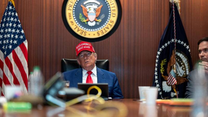 FOTO Crvena kapa u ratnoj sobi: Ovako su Trump i njegov tim gledali bombardiranje Irana