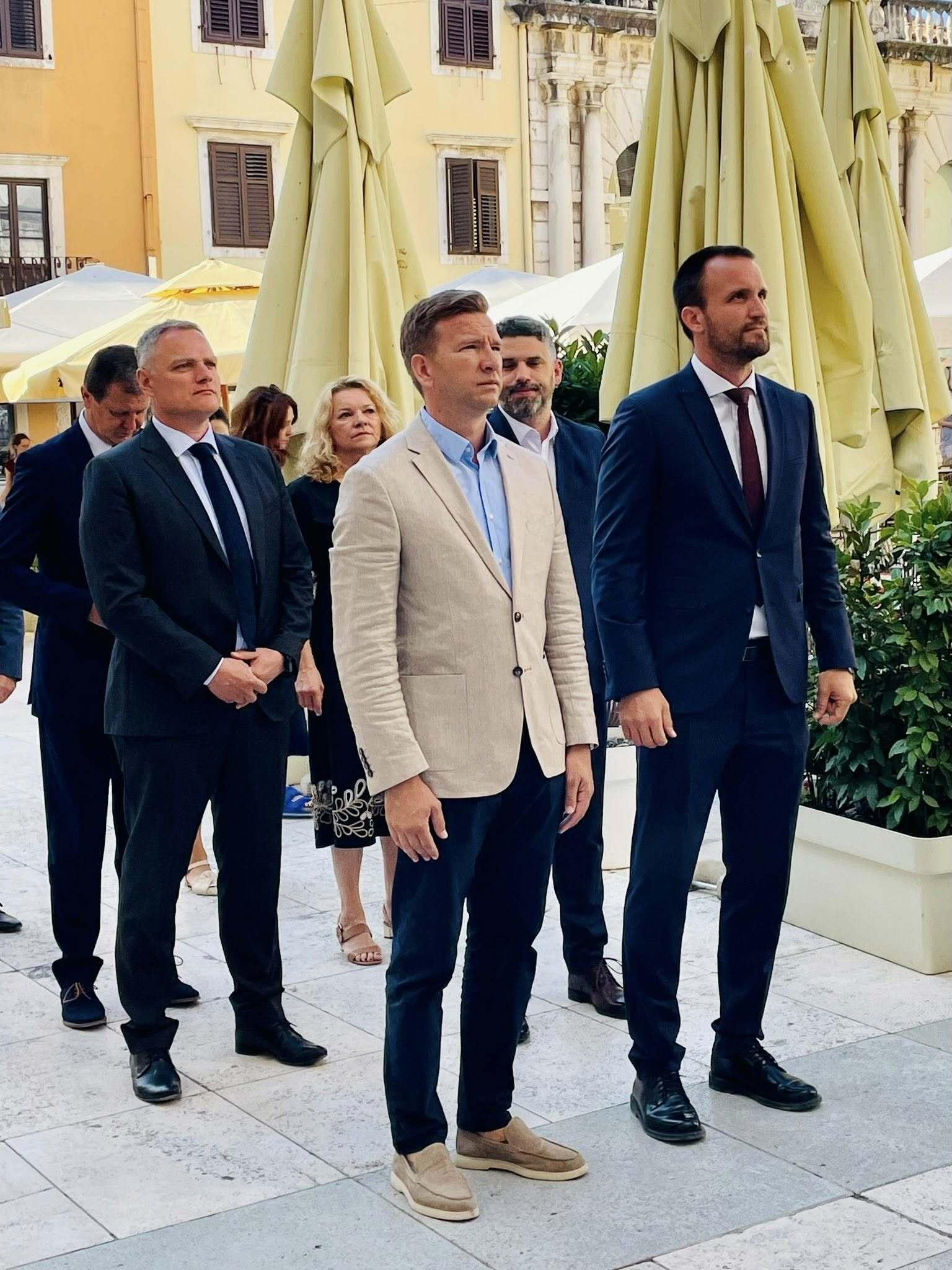 Župan Bilaver i gradonačelnik Erlić sa suradnicima položili vijenac na Spomen obilježje na Narodnom trgu