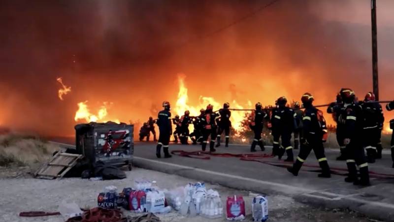VIDEO Pakao na grčkom otoku: Požari gutaju sve pred sobom, evakuiraju sela, nestalo struje
