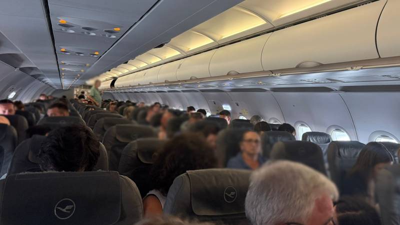 FOTO Putnici iz Zagreba satima zatočeni u avionu u Beču: ‘Pilot nam je rekao da nestaje goriva’