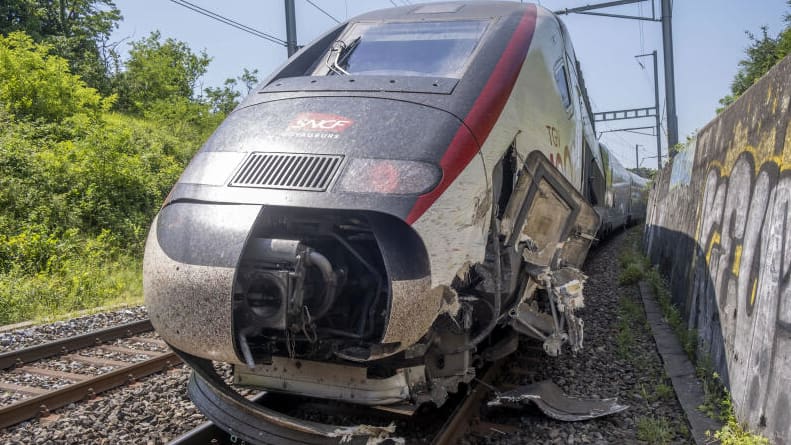Vozač izbačen iz vozila: TGV Rast u Ženevi u traktor