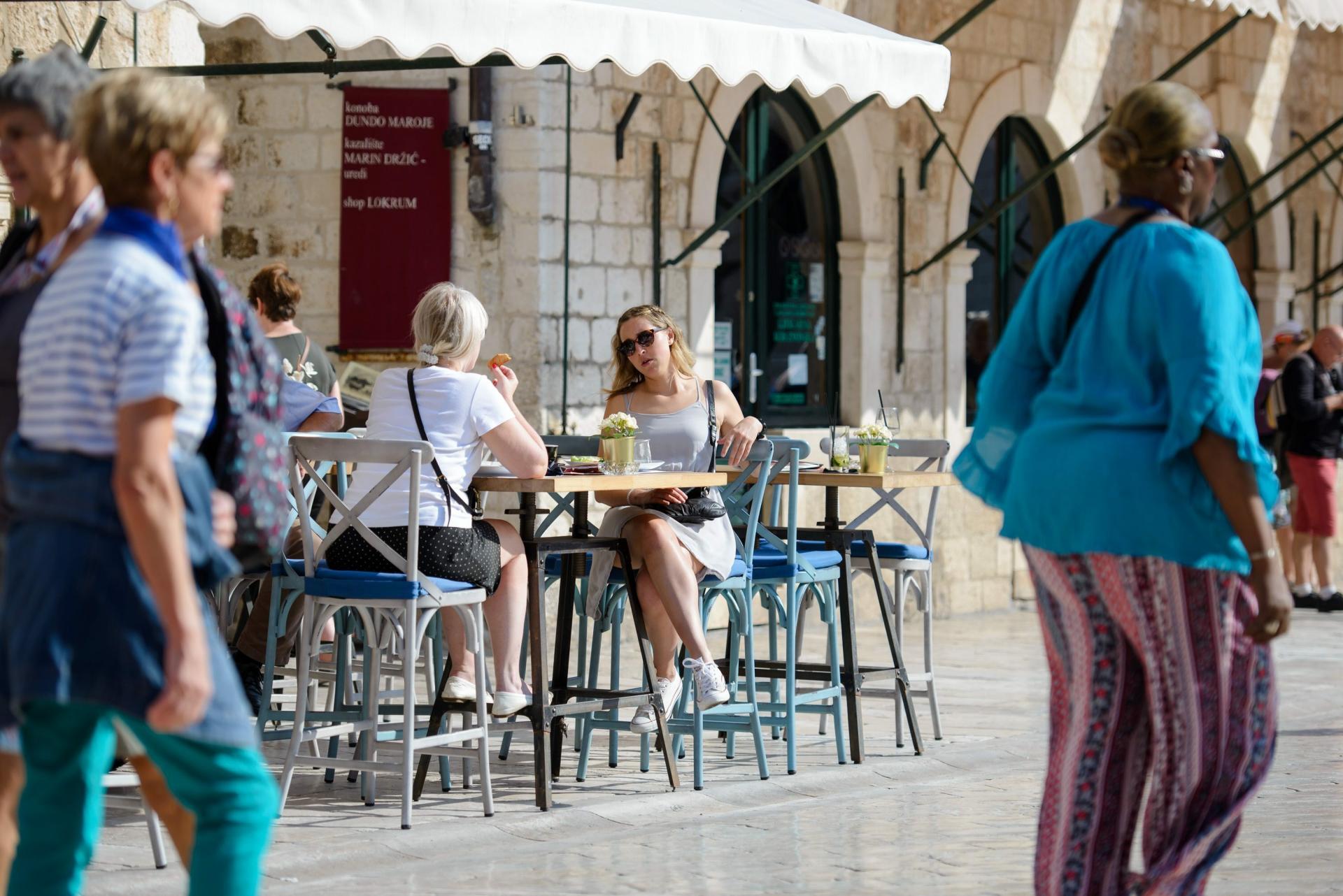 ‘Dalmatinci su pohlepni!‘ Zbog cijena kave gosti se bune: Talijani je nude za euro, a vidite pošto je u Slavoniji