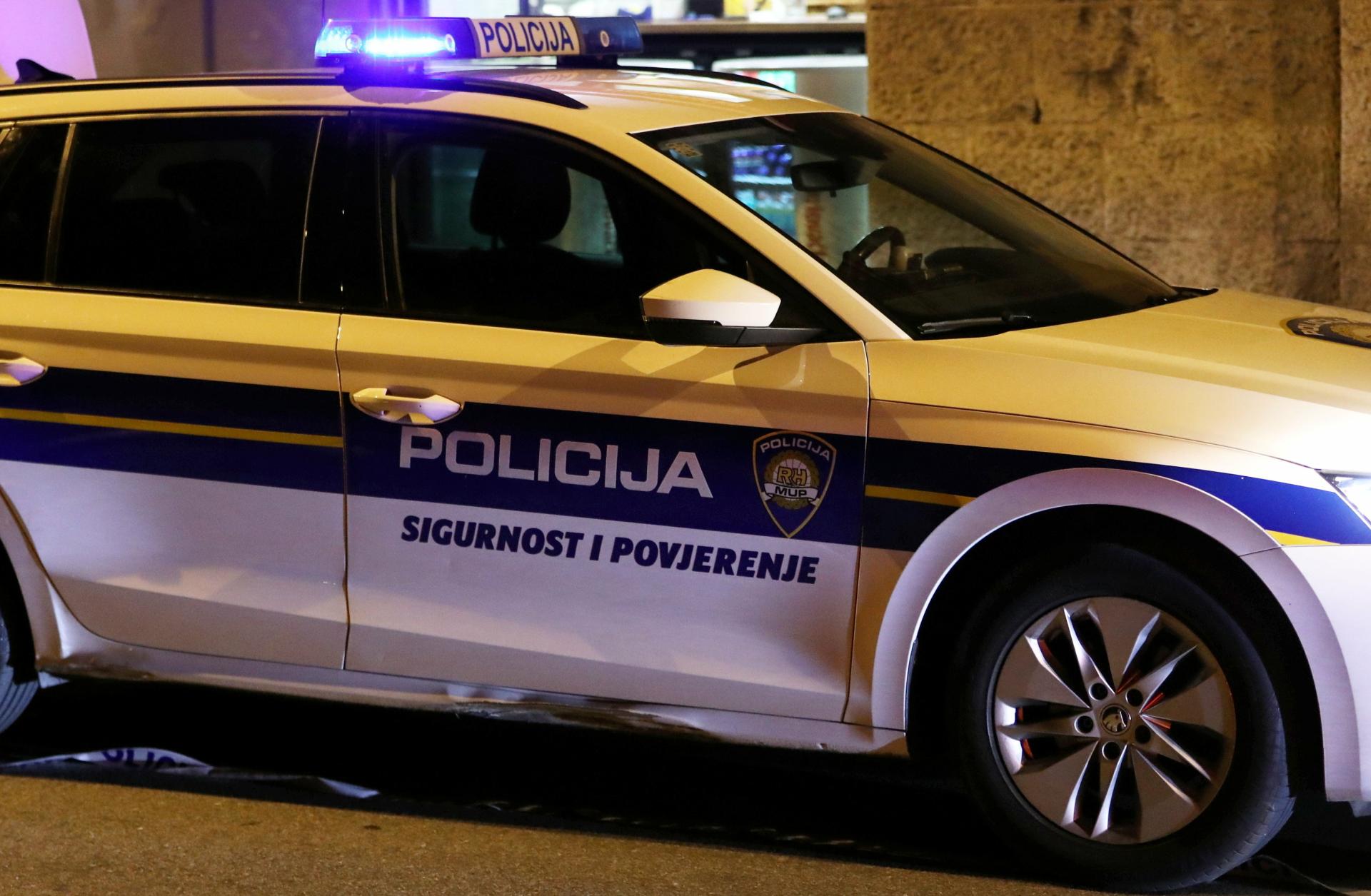 Mladić (20) zbog svađe udario 55-godišnjaka u glavu i prijetio mu vatrenim oružjem