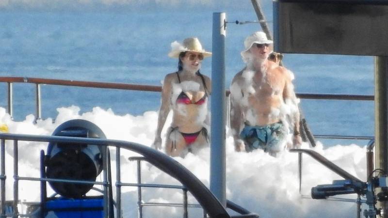 VIDEO Pogledajte kako su Jeff Bezos, Lauren i njihovo društvo tulumarili u pjeni pokraj Cresa!
