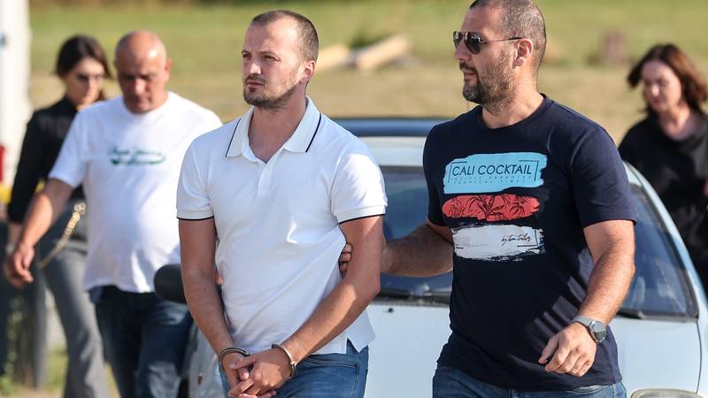 FOTO Bivši muž ubijene Andreje K. s lisicama na rukama! Policija ga dovela na pretres kuće…