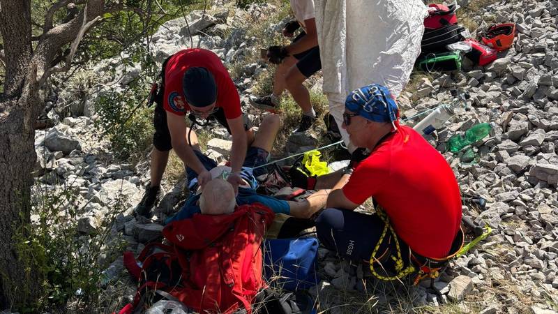 FOTO Pogledajte kako su HGSS-ovci izvlačili ozlijeđenog paraglajdera na litice Sv. Ilije