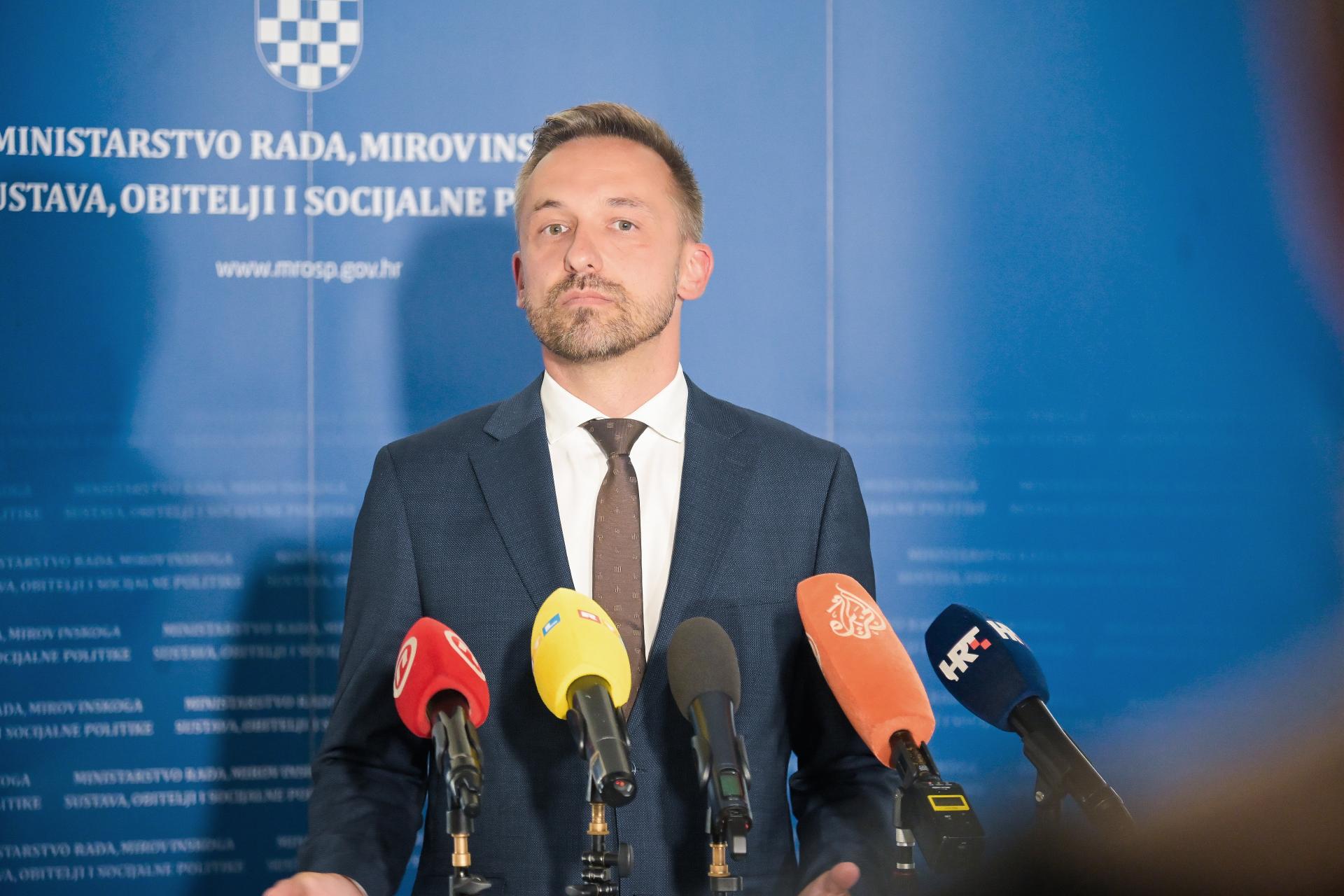Beba koja je utorak ostavljena u “prozoru za život” je zbrinuta. Piletić podsjetio da je napuštanje djece kažnjivo djelo