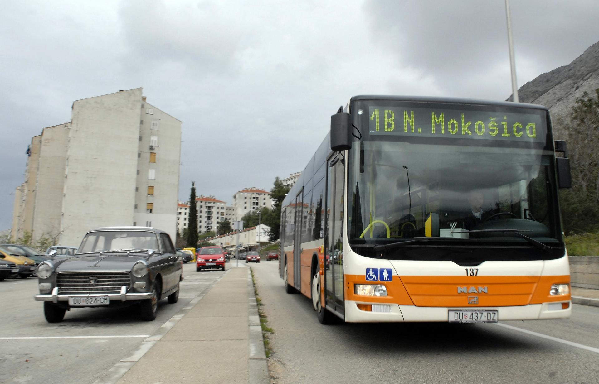 Zbog prometovanja 1B iscrtati će se isprekidana prometna linija od pizzerije Šica do okretišta autobusa. Prometni redari kažnjavati će nepropisno parkirana vozila