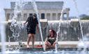 FOTO Rekordno visoke temperature u SAD-u: Građani se hlade u fontanama, zatvaraju se turističke atrakcije