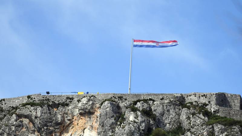 Nevjerojatno! S kninske tvrđave su ukrali hrvatsku zastavu