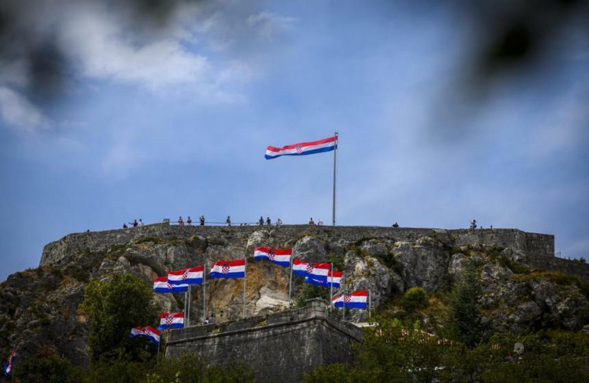 Ovakva drskost se ne pamti! S tvrđave u Kninu ukradena hrvatska zastava, policija traga za počiniteljem