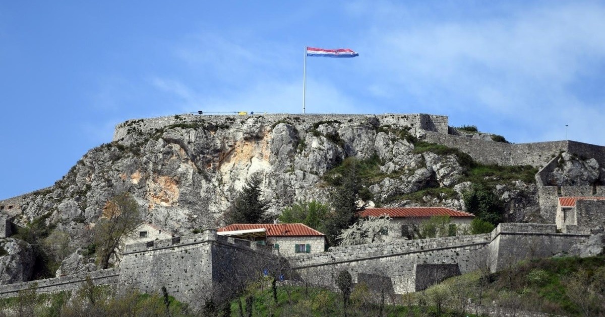 S kninske tvrđave ukradena hrvatska zastava