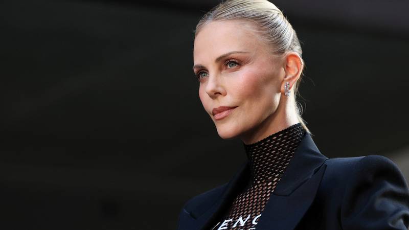 Hlače? Ma kakve hlače! Charlize Theron pokazala vitku figuru na premijeri, evo u čemu je došla