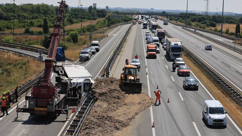 FOTO Kolaps na zagrebačkoj obilaznici: Prevrnuo se kamion, sav teret mu se rasuo po cesti