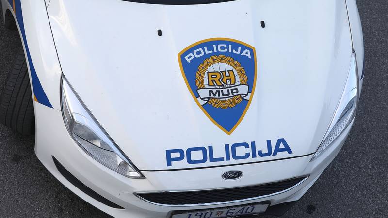 Autom sletio s ceste u Šibeniku pa završio na krovu. Dvoje je ozlijeđenih, vozač pobjegao!
