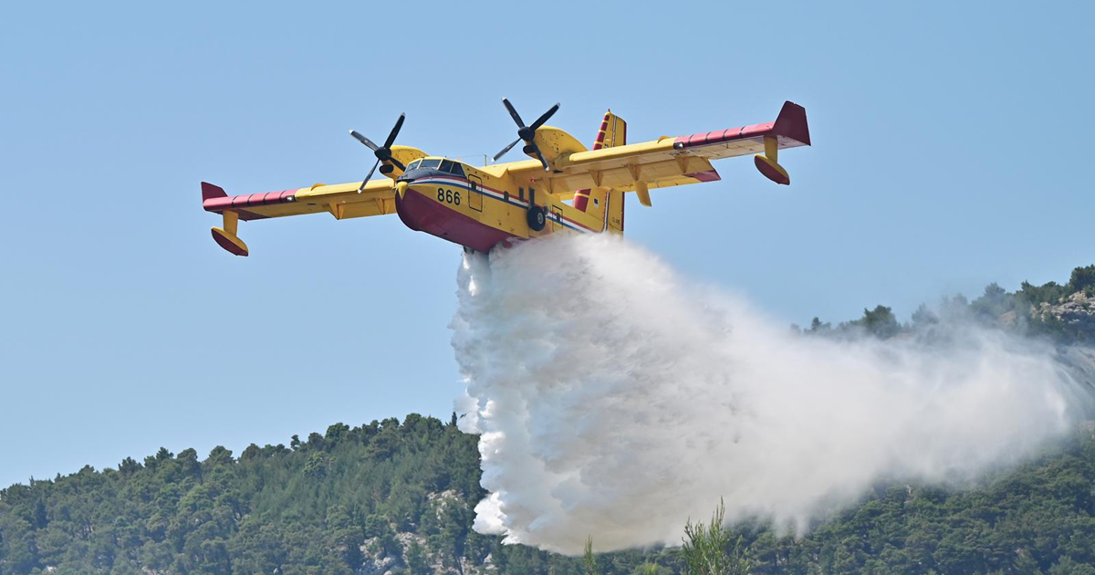 Gori kod Knina. Isključena struja, podignuta dva kanadera i dva air traktora