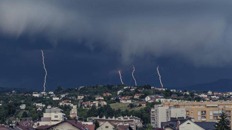 Nevrijeme u Slavoniji! Gotovo tri tisuće ljudi ostalo bez struje
