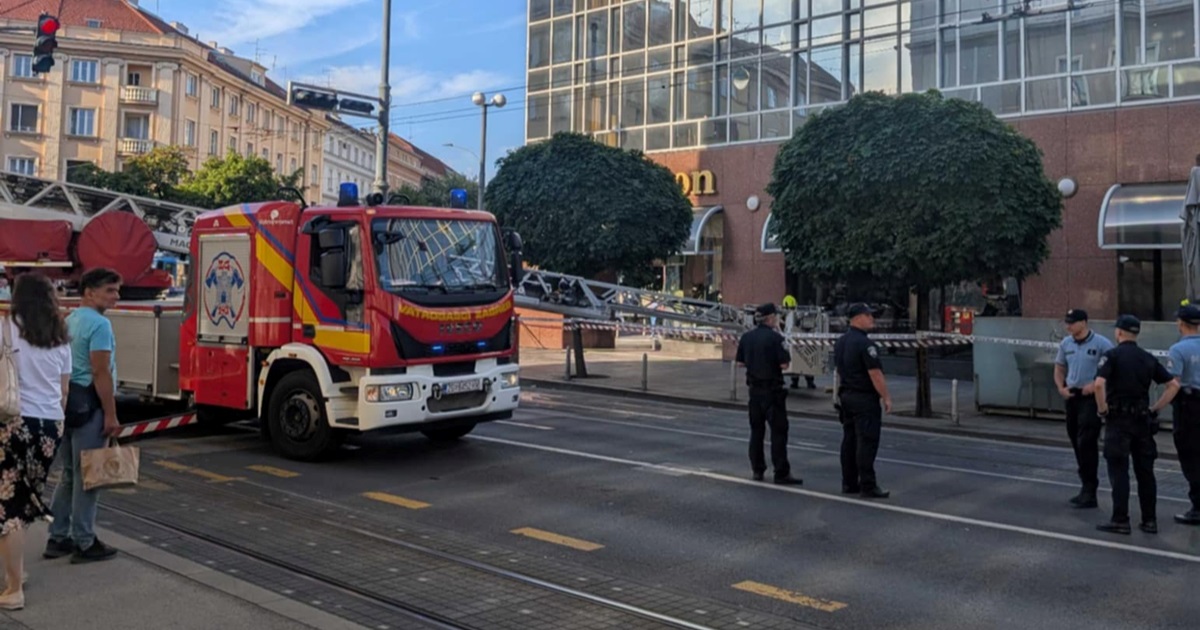 FOTO I VIDEO Staklo sa Sheratona palo na ulicu