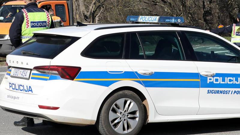 Tragedija kod Gvozda: Mladić poginuo u padu s prikolice
